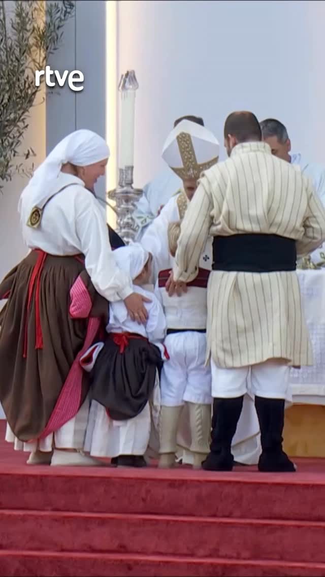 Familia de Arucas revive la identidad canaria con trajes del siglo XVIII