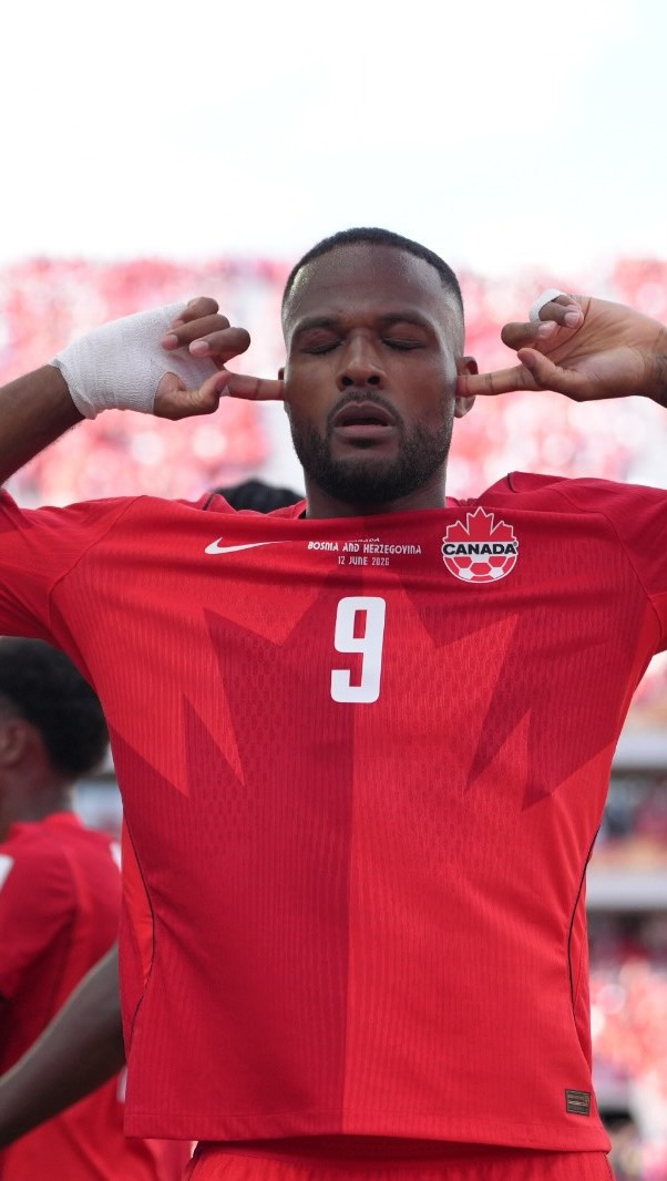 Kyle Lari marca el gol del empate para Canadá con un gran remate