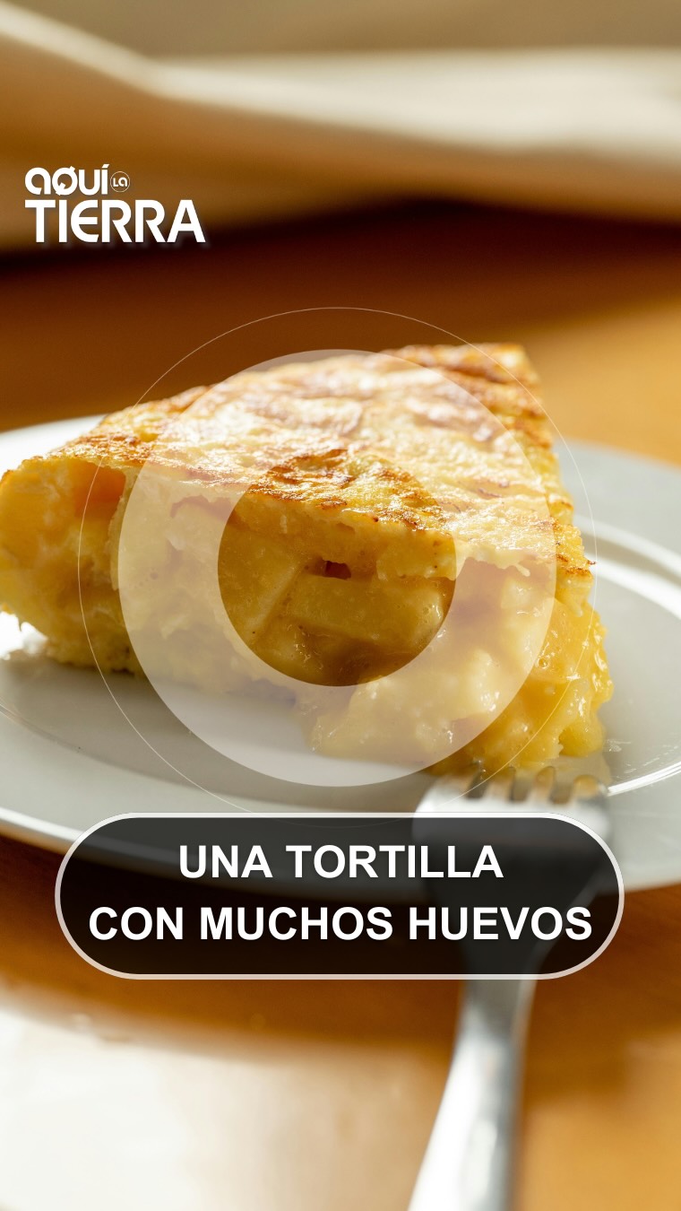 Pedro y Oscar preparan una tortilla gigante de cincuenta y dos huevos
