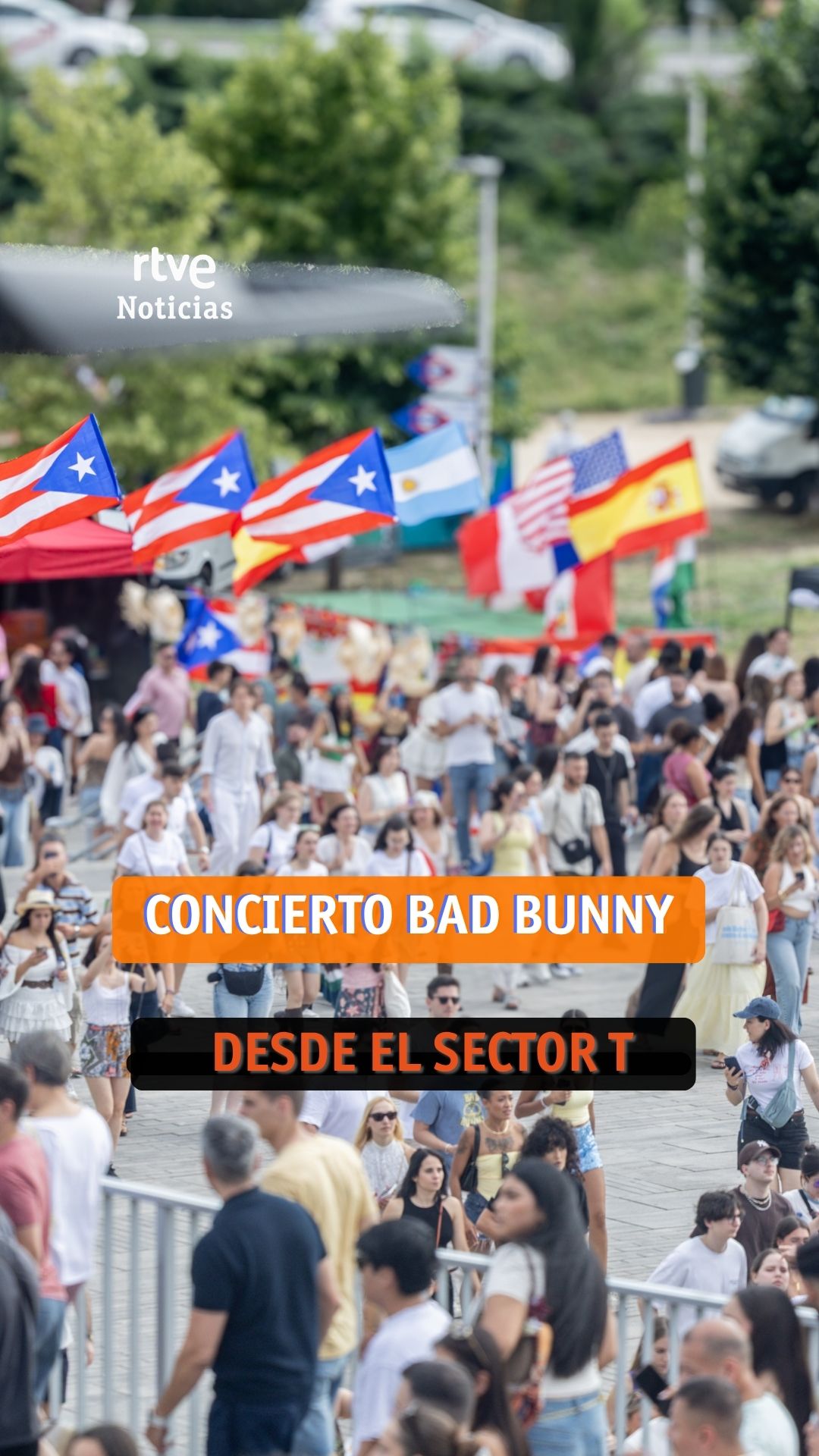 Fans sin entrada bailan fuera del Metropolitano al son de Bad Bunny