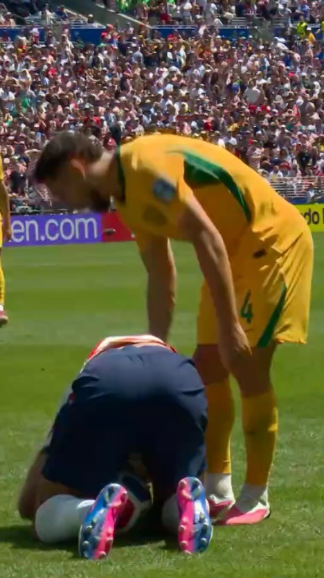 Jugador estadounidense se adelanta y coge el balón al australiano