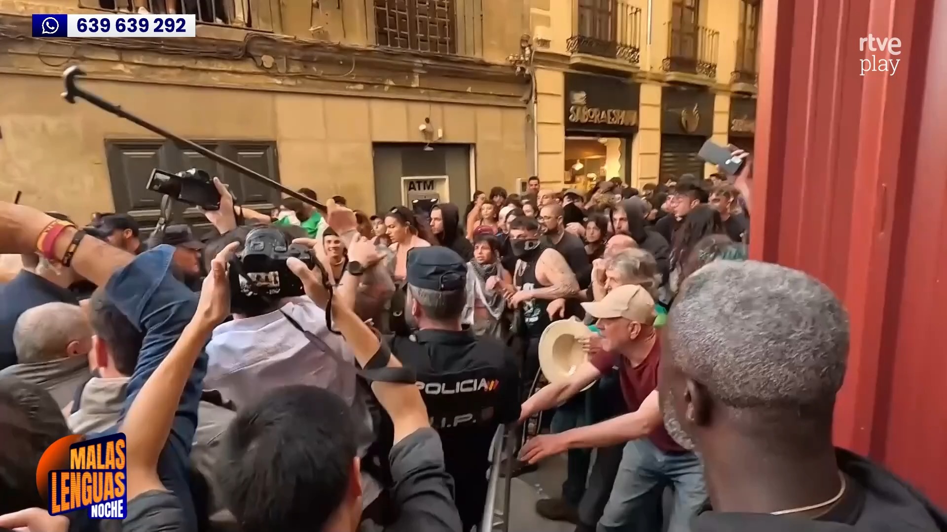 Abascal salta el cordón policial y golpea con porra en mitin de Vox en Granada