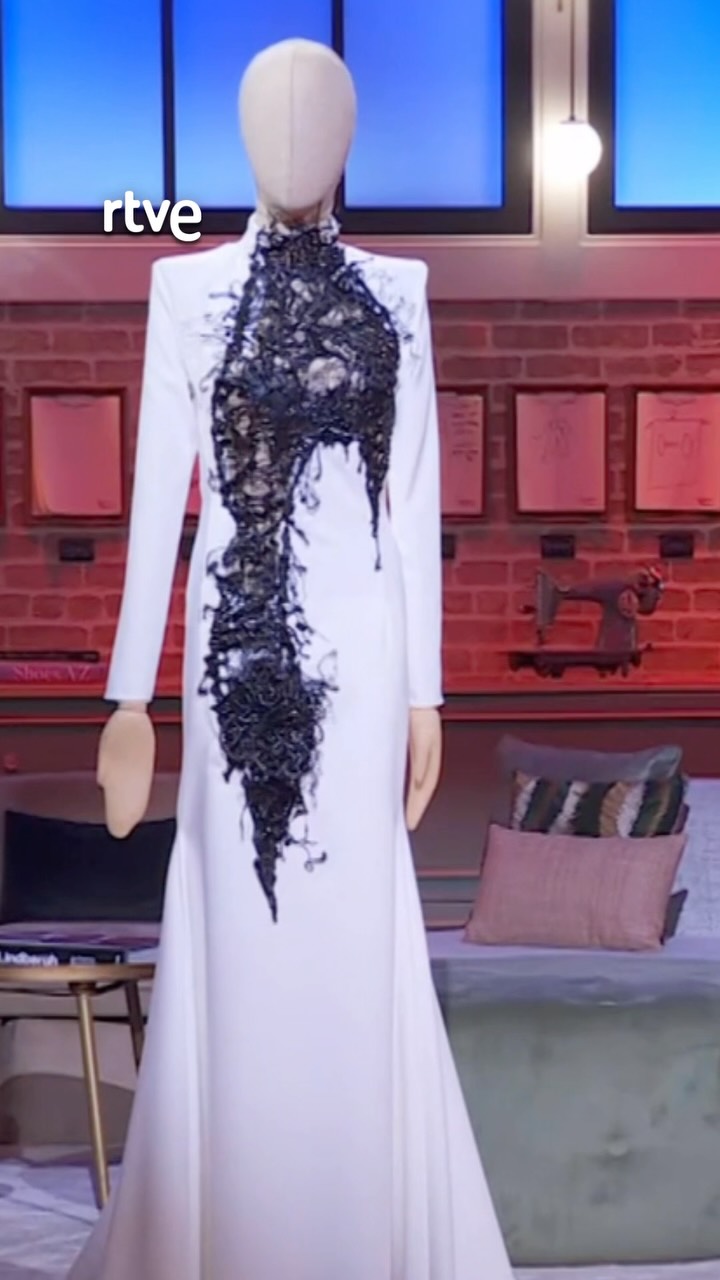 Carmen sorprende con un vestido blanco sobrio en la alfombra roja