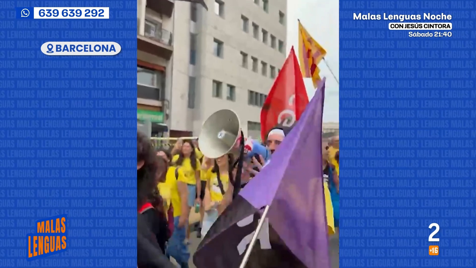 Docentes catalanes usan Mamamóvil y humor para protestar contra la precariedad