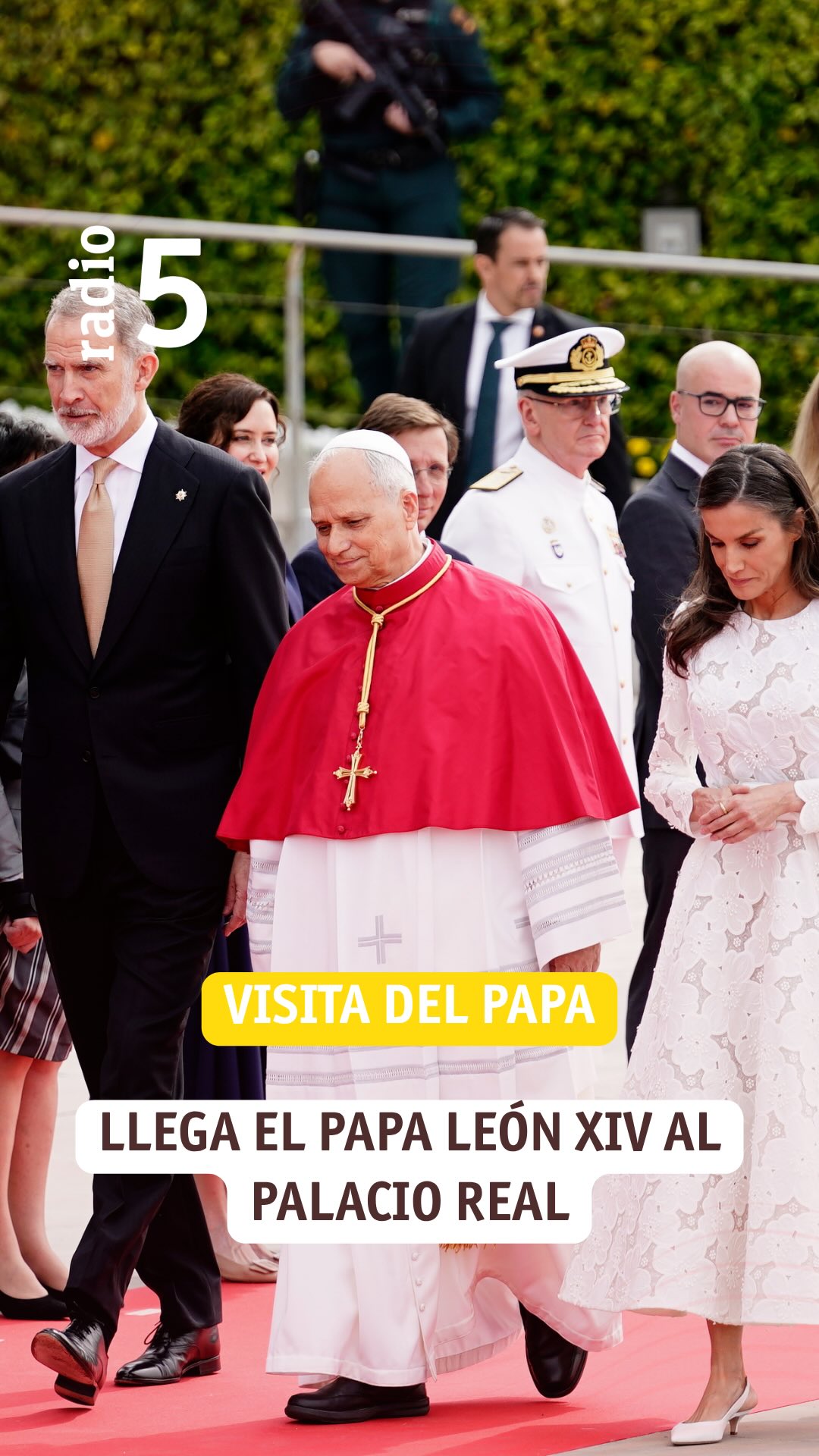 Los reyes saludan con reverencia a León XIV en la ceremonia de bienvenida
