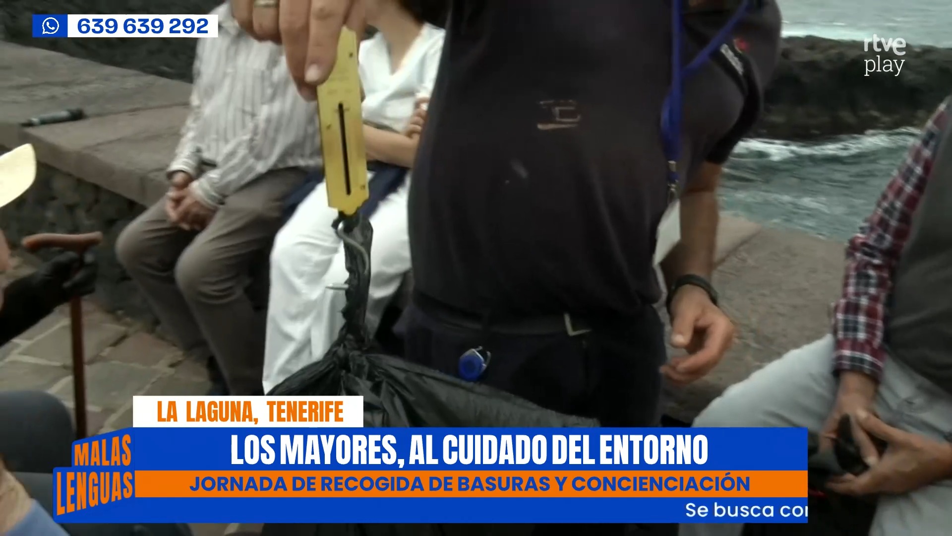 Mayores de Tejina limpian la playa de Hover para dar ejemplo a los jóvenes