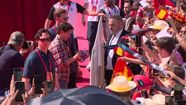 Tom Holland roba el protagonismo en la plaza antes del debut de España