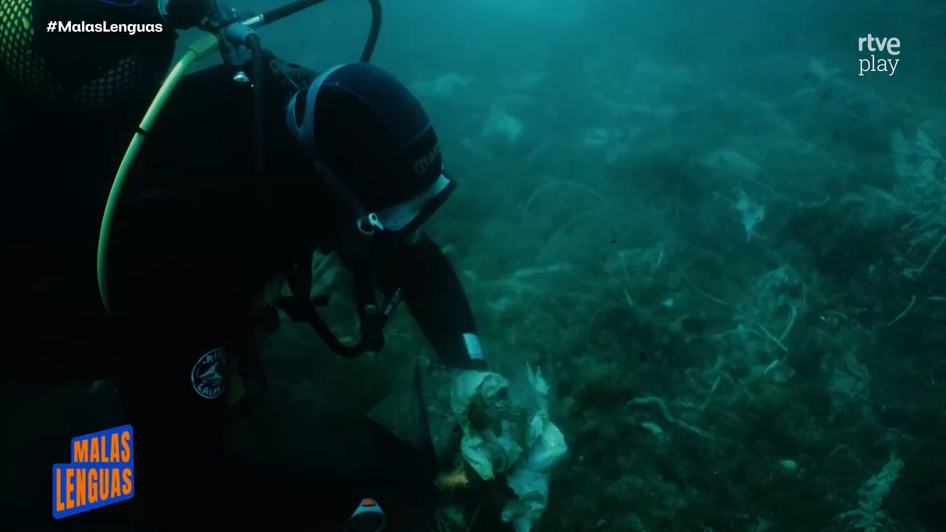 Buzos retiran toneladas de plástico del fondo marino de Calpe en cuatro días