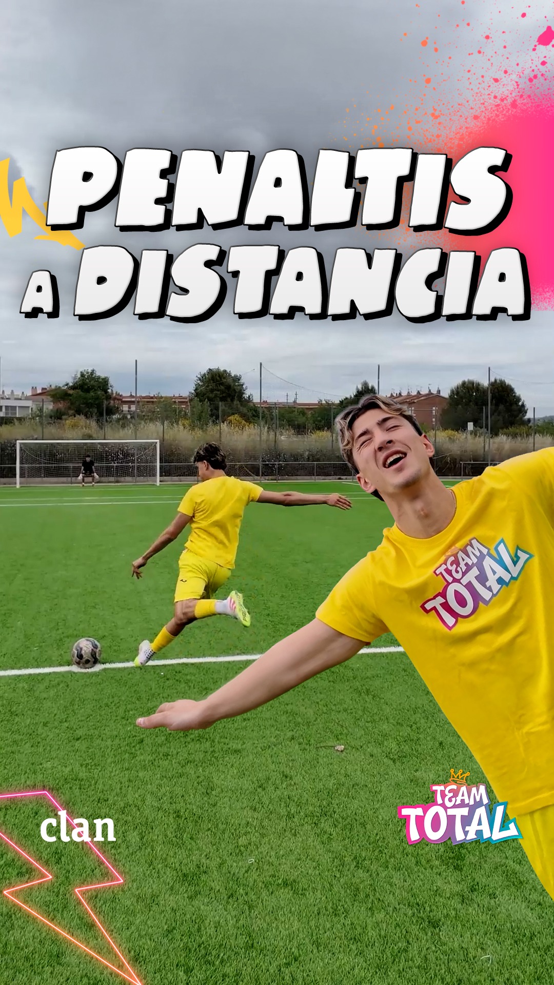 Con esguince en el tobillo, lanza penaltis desde el medio campo