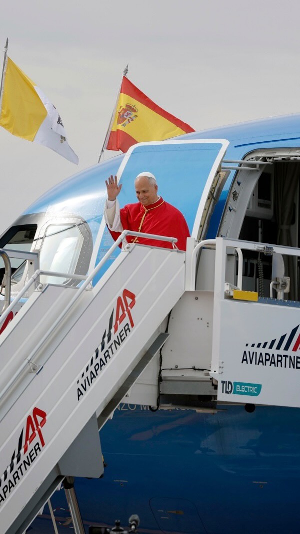 El Papa León XIV llega a España y saluda al rey Felipe VI