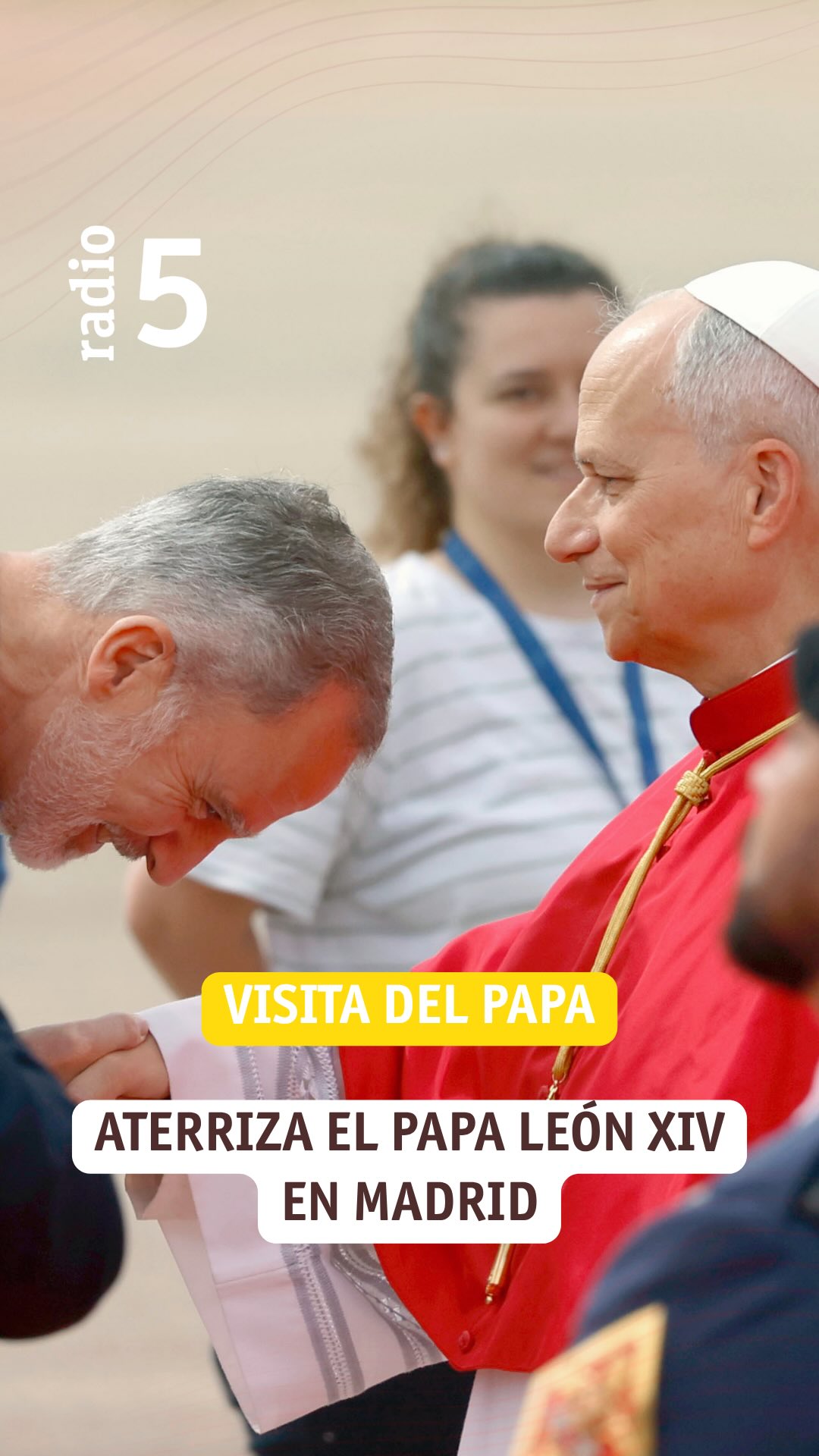 El Papa aterriza en Barajas a las 10:14 y saluda al Rey