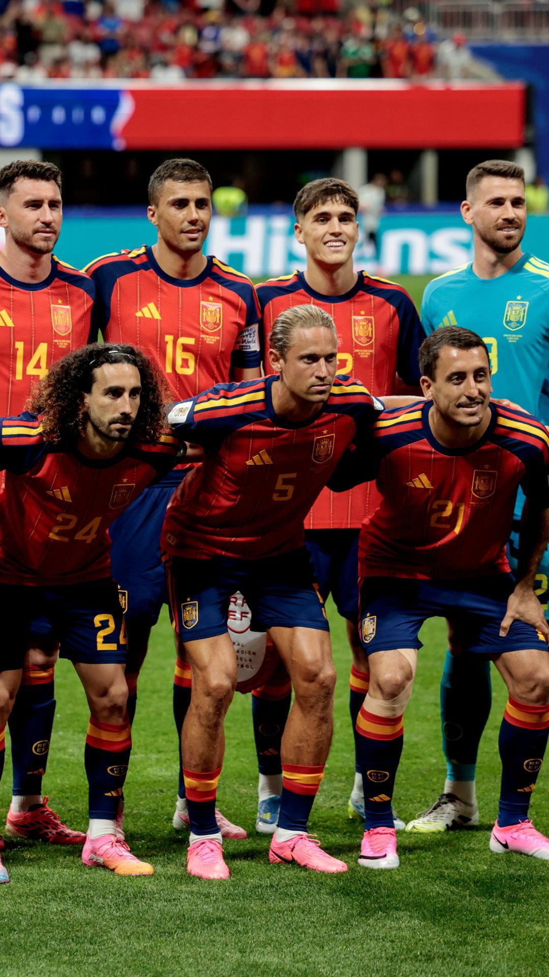 El himno nacional de España abre el acto con su interpretación oficial