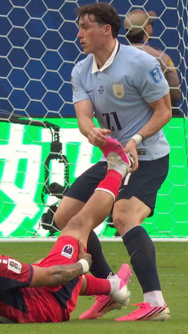 Viñas ignora calambres de Arcanjo y marca gol en rechace oportuno