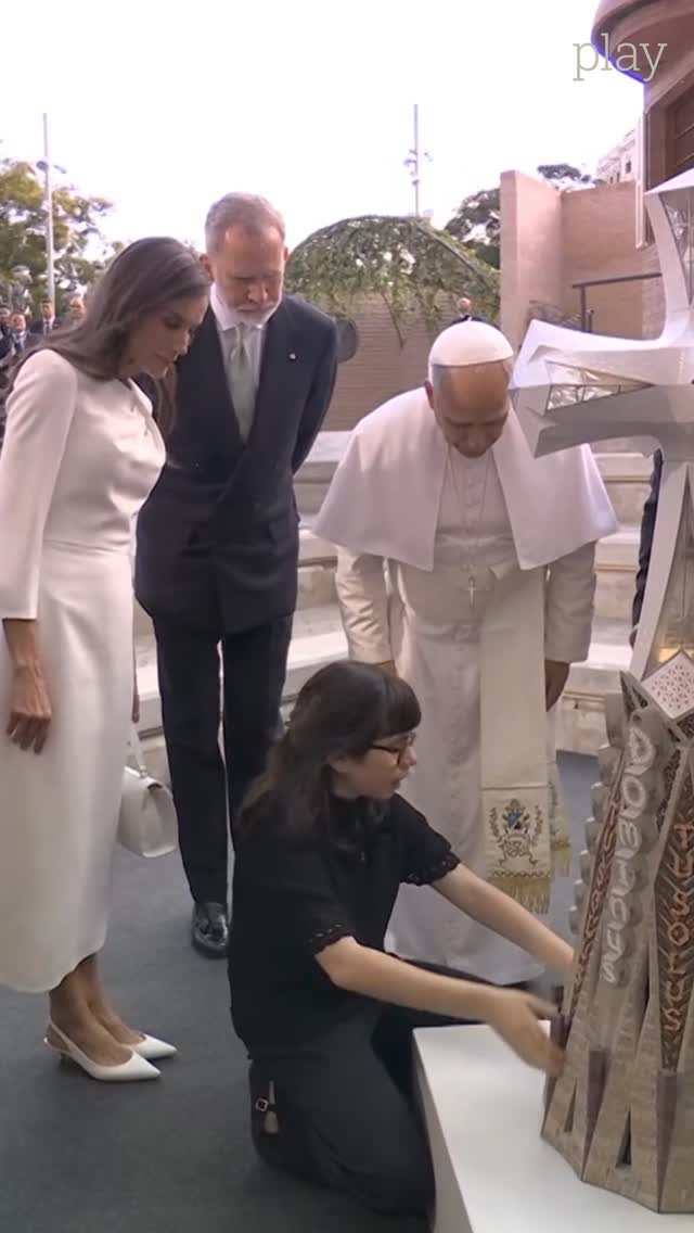 Valentina explica al rey y la reina su maqueta de la Torre de Jesús