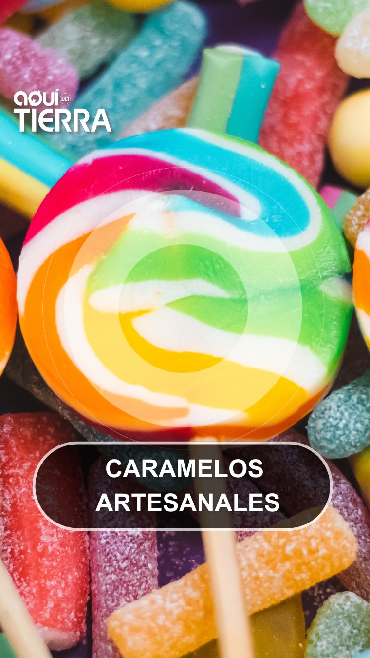 Marta Gonca crea su propia piruleta arcoíris en un taller de caramelos artesanales