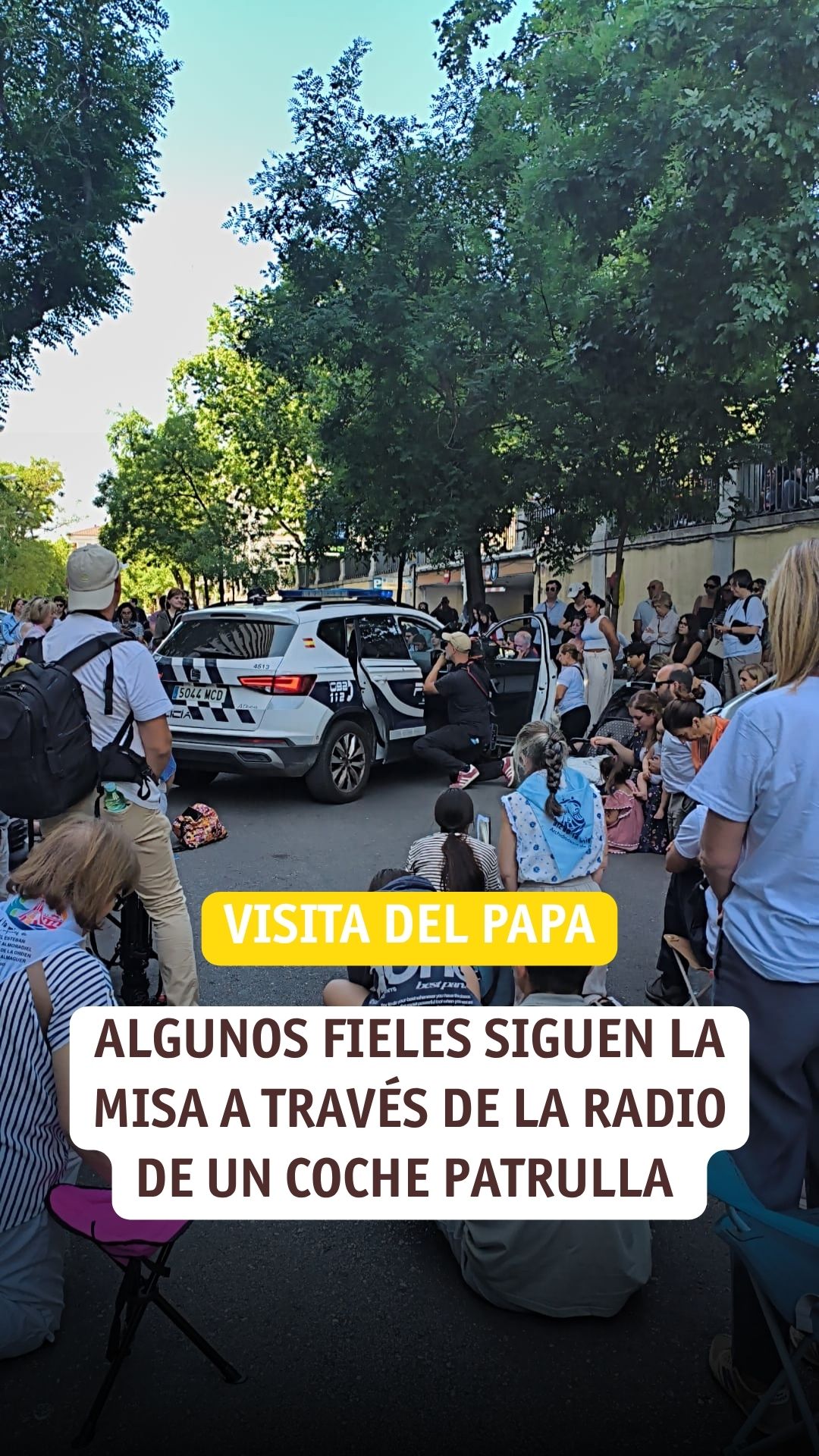 Fieles usan móviles y radios policiales para seguir la ceremonia en Plaza de Colón