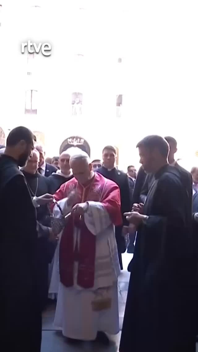 El Papa inicia su entrada solemne para rezar en la capilla del Santísimo