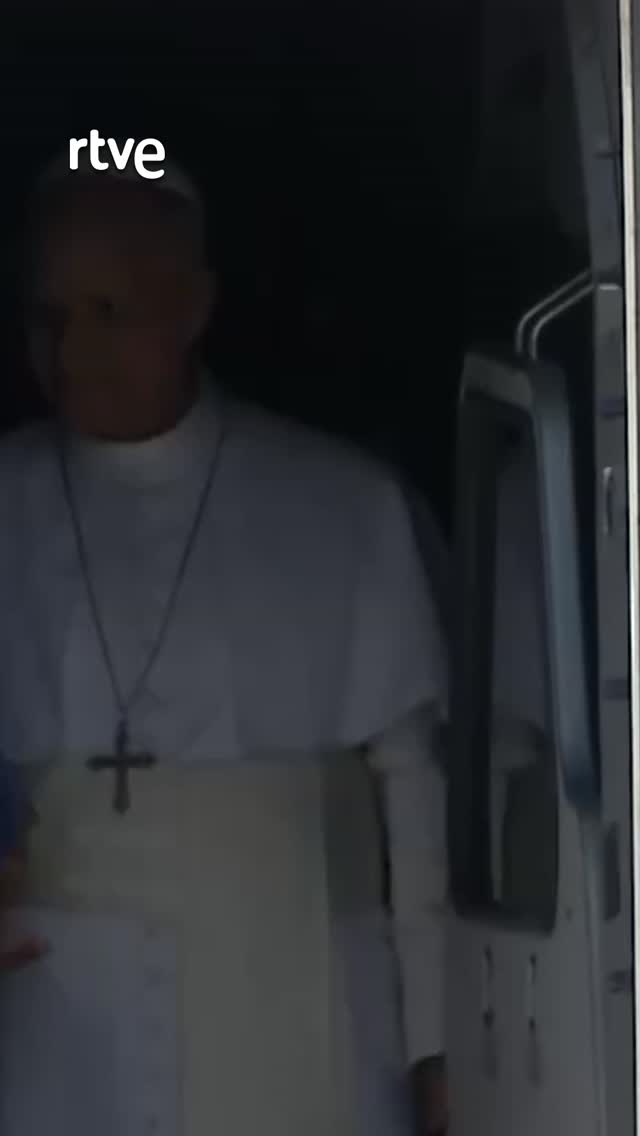 El Papa León 14 desciende del avión de Iberia en Gran Canaria