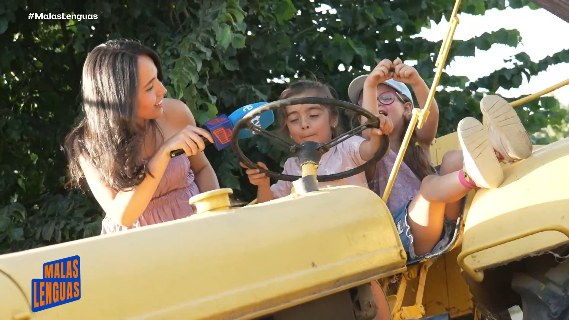 Lucía y Alejandra descubren el origen de la leche en una granja