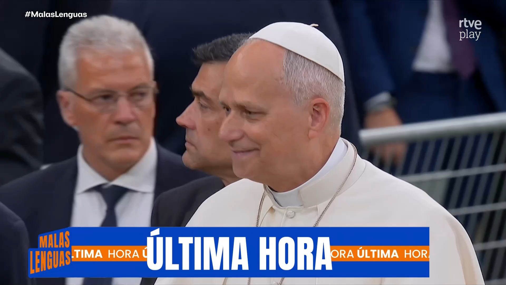 El Papa León saluda a los fieles desde el césped del Bernabéu