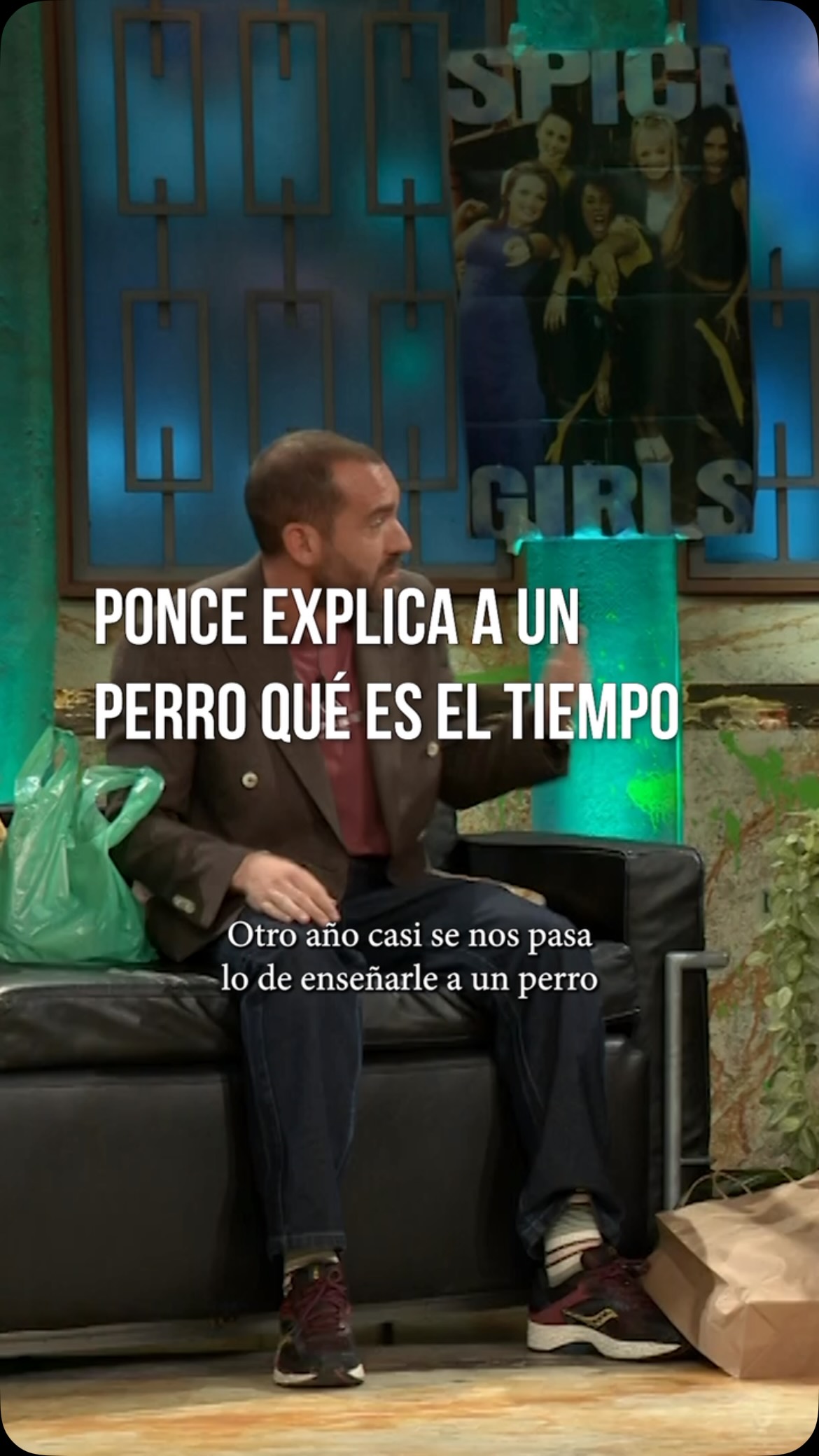 Jorge intenta enseñar a su perro Combo qué es el tiempo