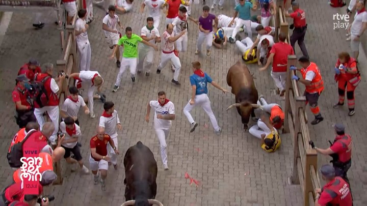 Toro castaño embiste y provoca caídas en la bajada al callejón