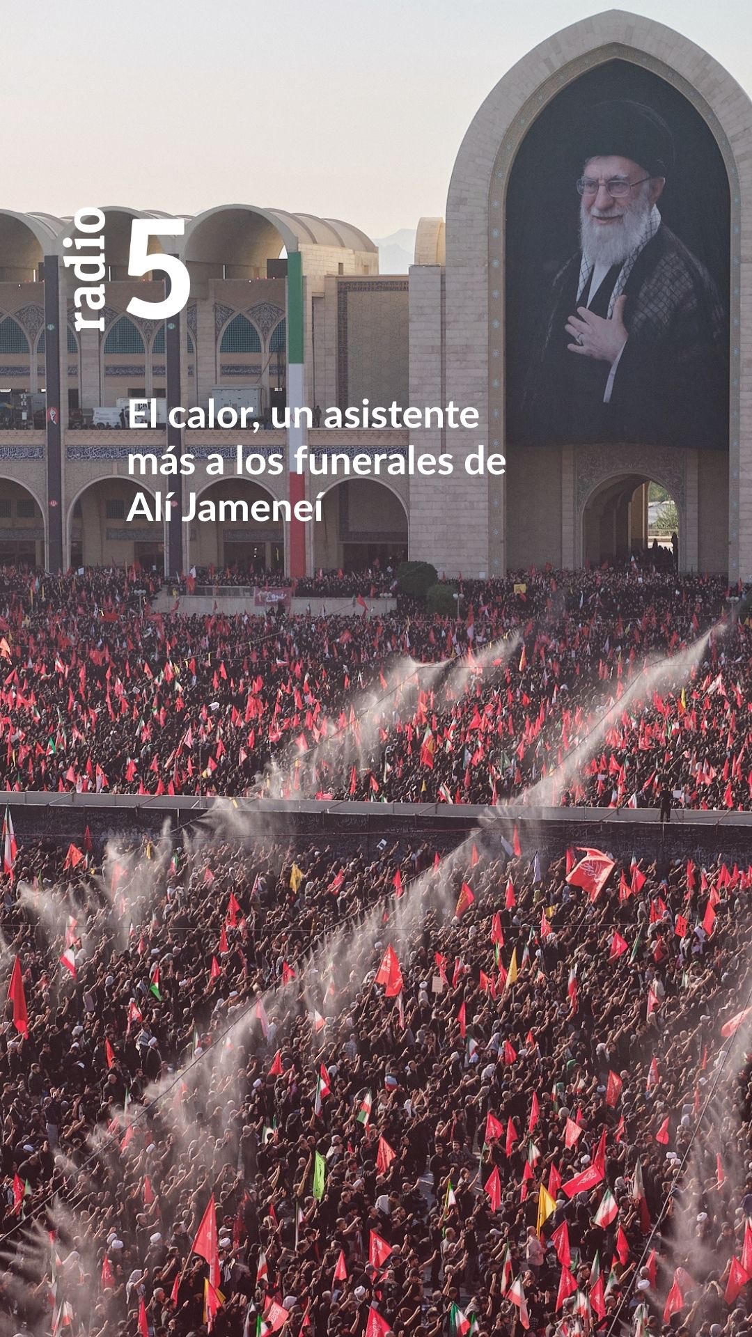 Miles de iraníes lloran la muerte de Ali Khamenei en la mezquita de Moxala