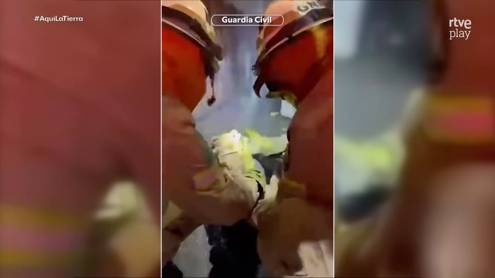 La UME salva a una ternera de las llamas y la refresca con su manguera
