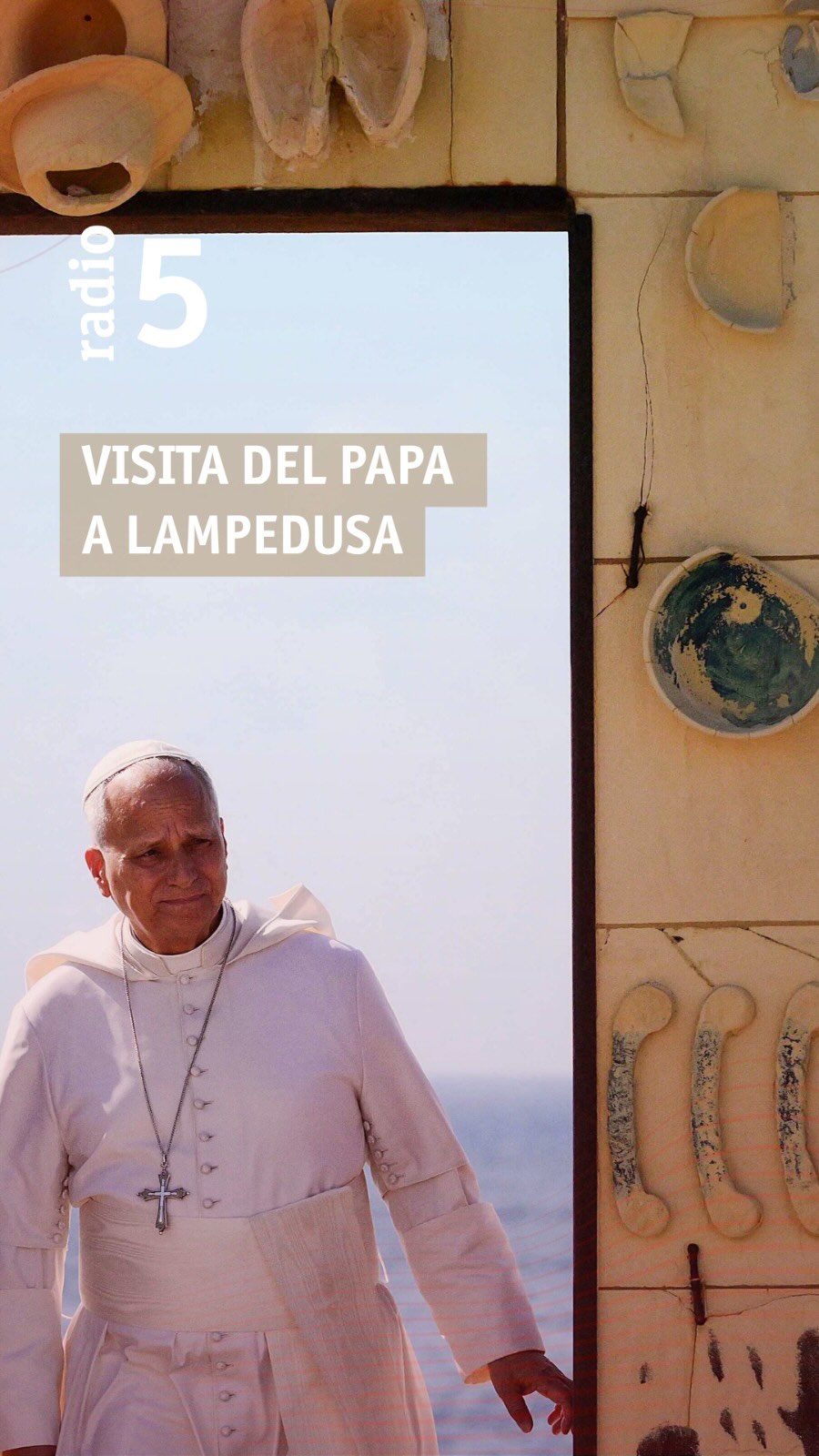 El Papa León XIV reza ante las tumbas de migrantes en Lampedusa