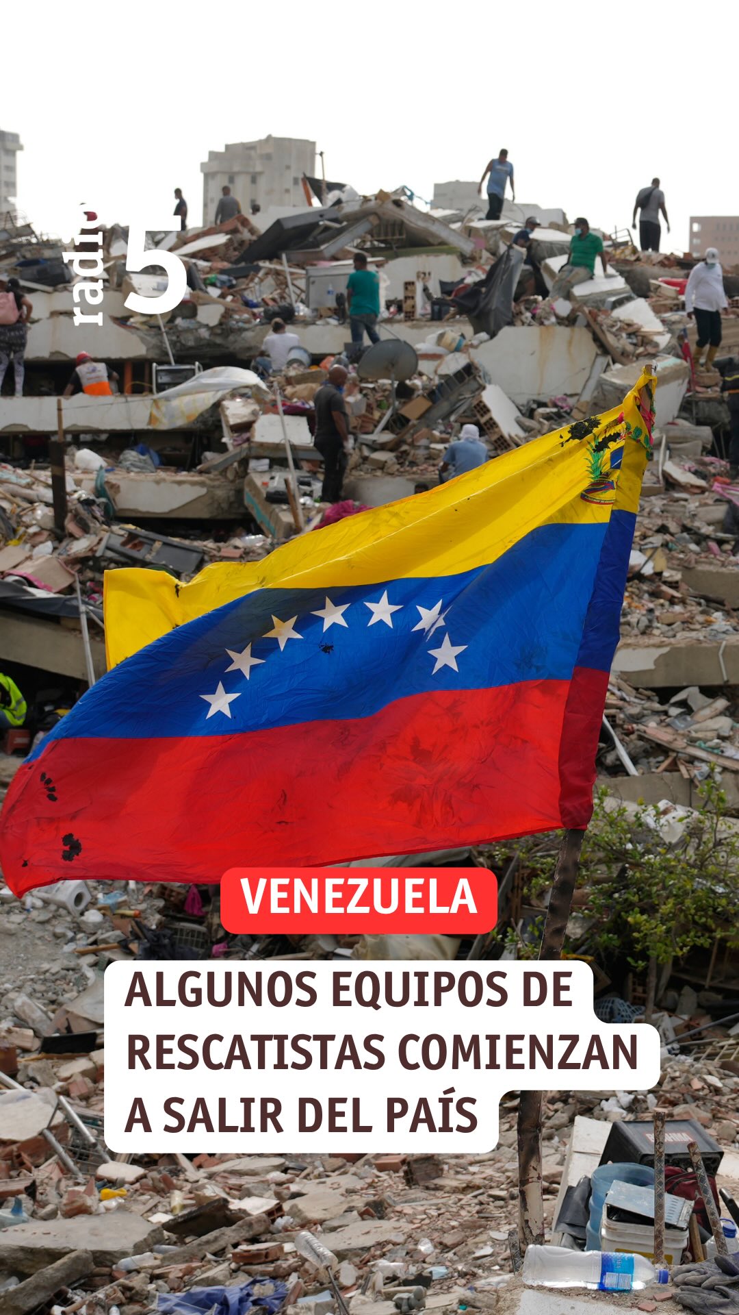 Rescatistas en La Guaira siguen buscando señales de vida bajo los escombros