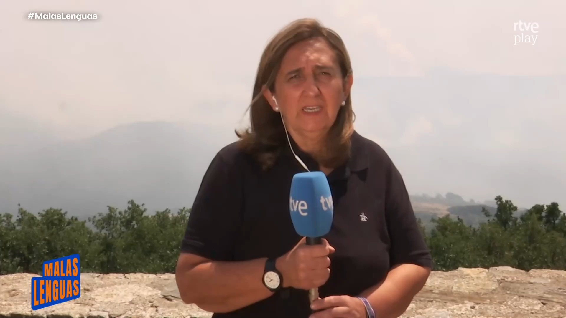 El viento complica el incendio de Murias de Ponjos y amenaza robles centenarios
