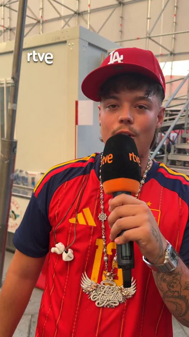 Orgulloso e inspirado por los jóvenes: el artista celebra el Mundial en Granada