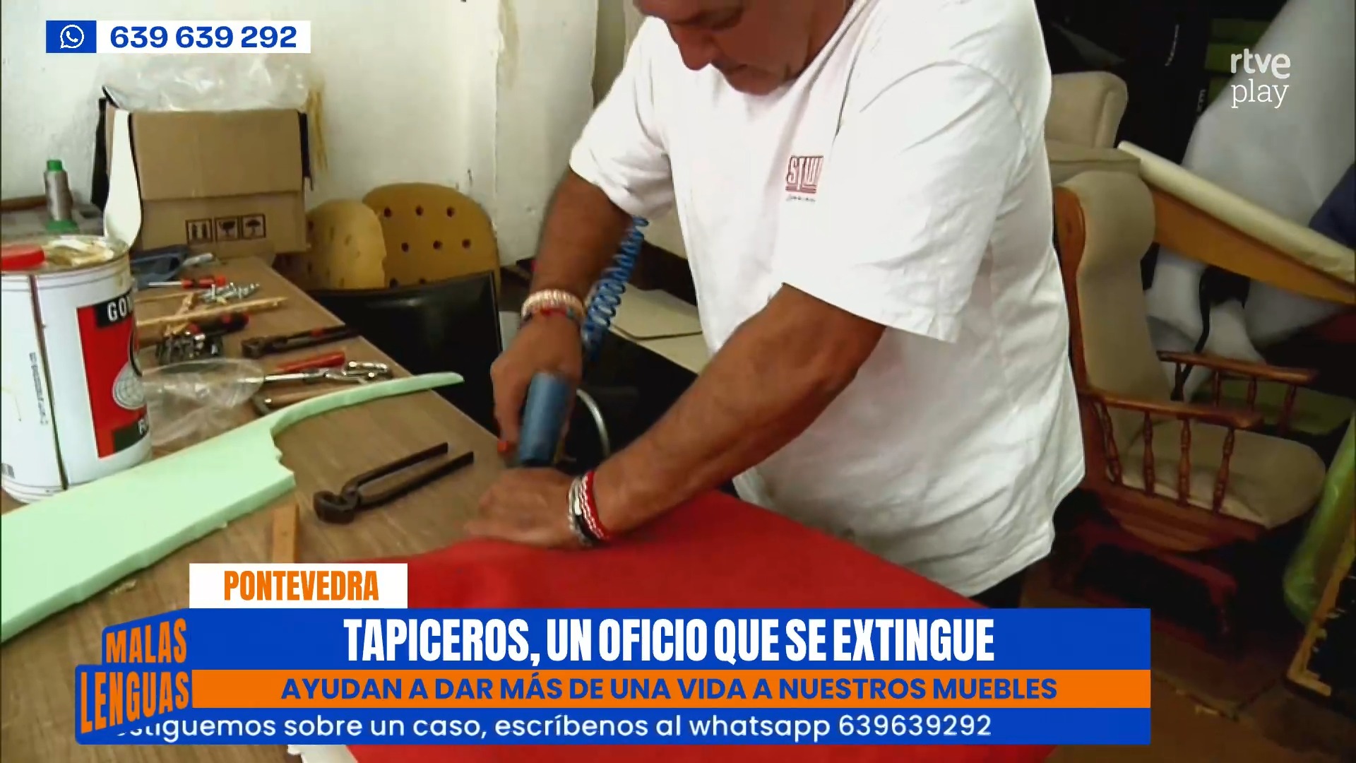 El tapicero gallego que lleva 49 años sin relevo: 'Nadie quiere venir'