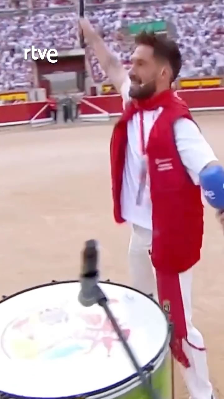 El público se emociona y anima a Churro sin parar durante la actuación