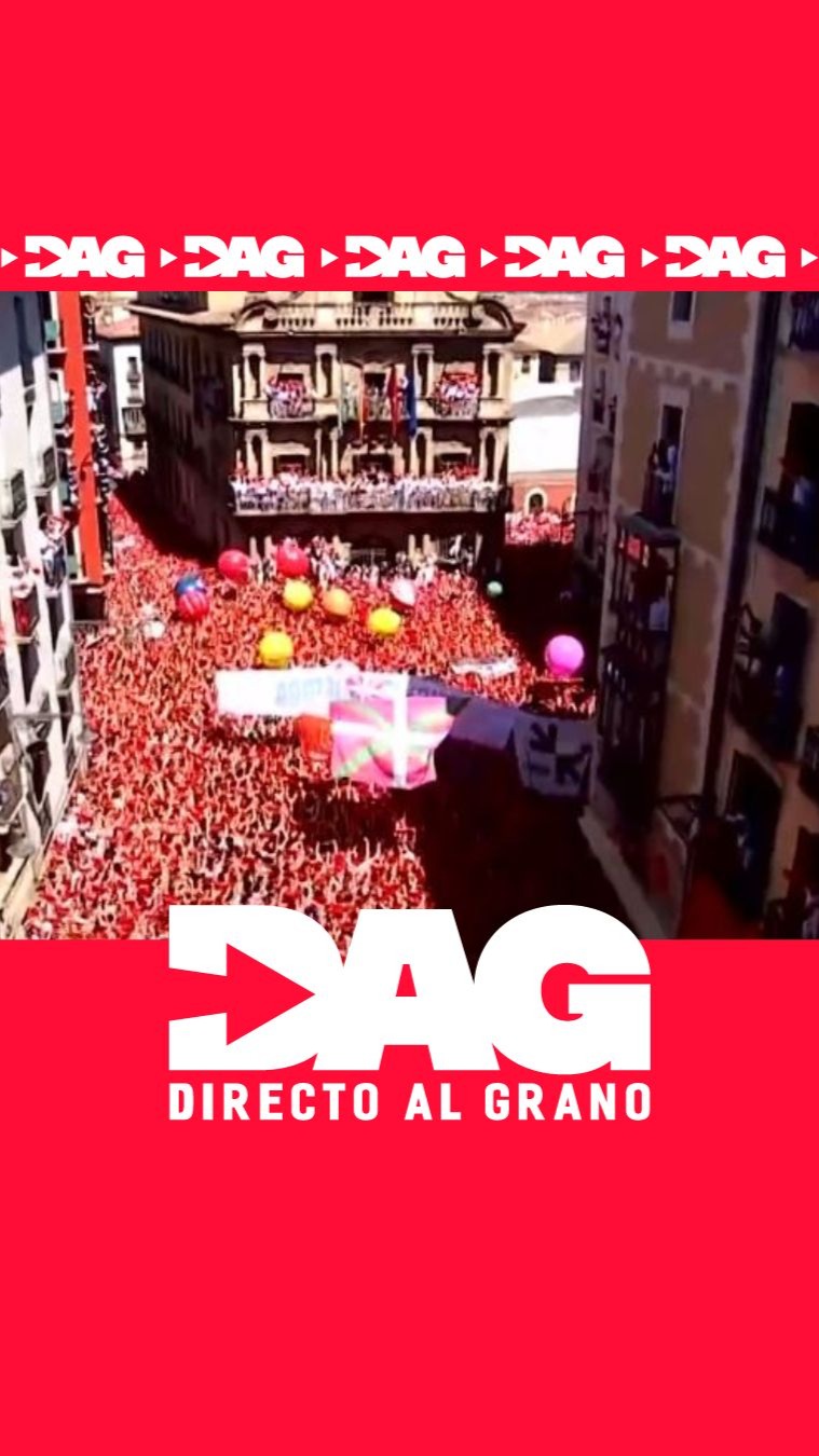 Hermanas pamplonesas viven el chupinazo de San Fermín desde la Plaza del Castillo