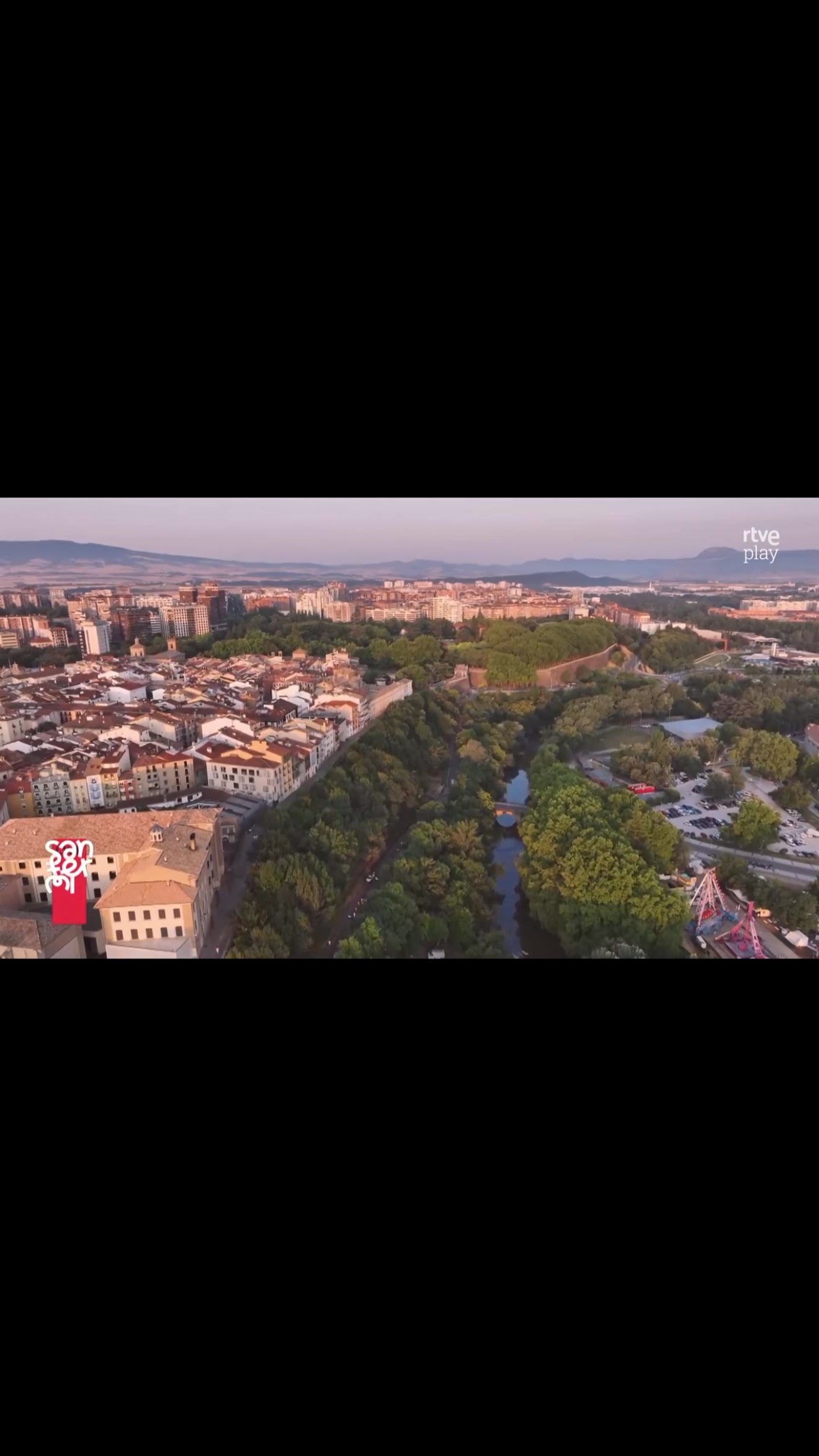 Calor sofocante y música despiertan Pamplona para el encierro