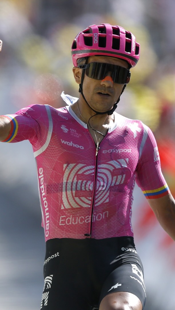 Carapaz resiste el ataque durísimo y logra su segunda victoria en el Tour