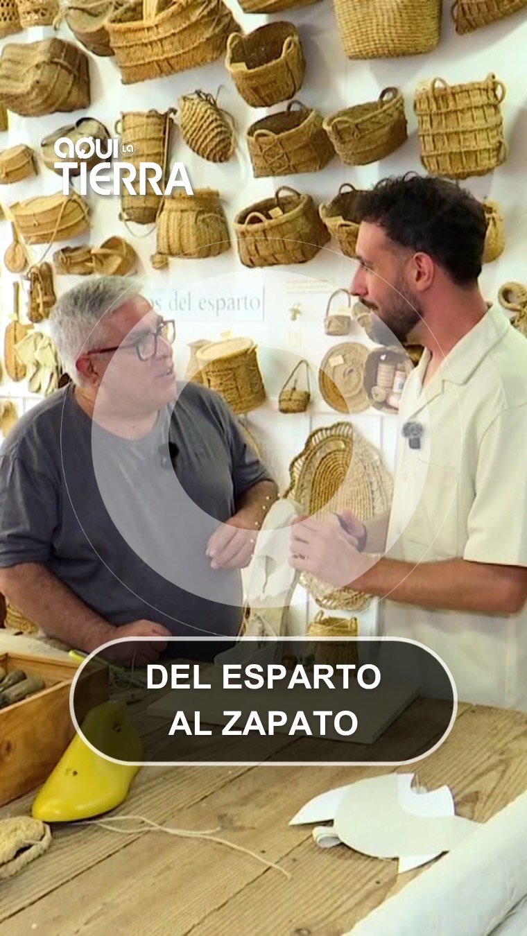 El Premio Nacional de Artesanía enseña a fabricar esparteñas tradicionales paso a paso