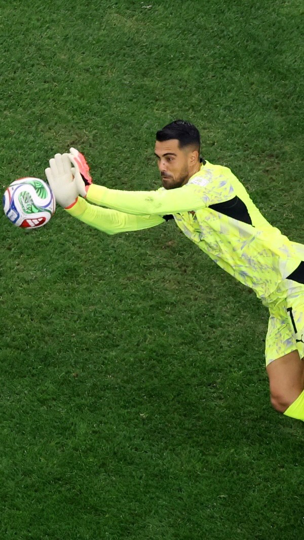 ⛔ Diogo Costa se hace gigante para negar el primer gol de España