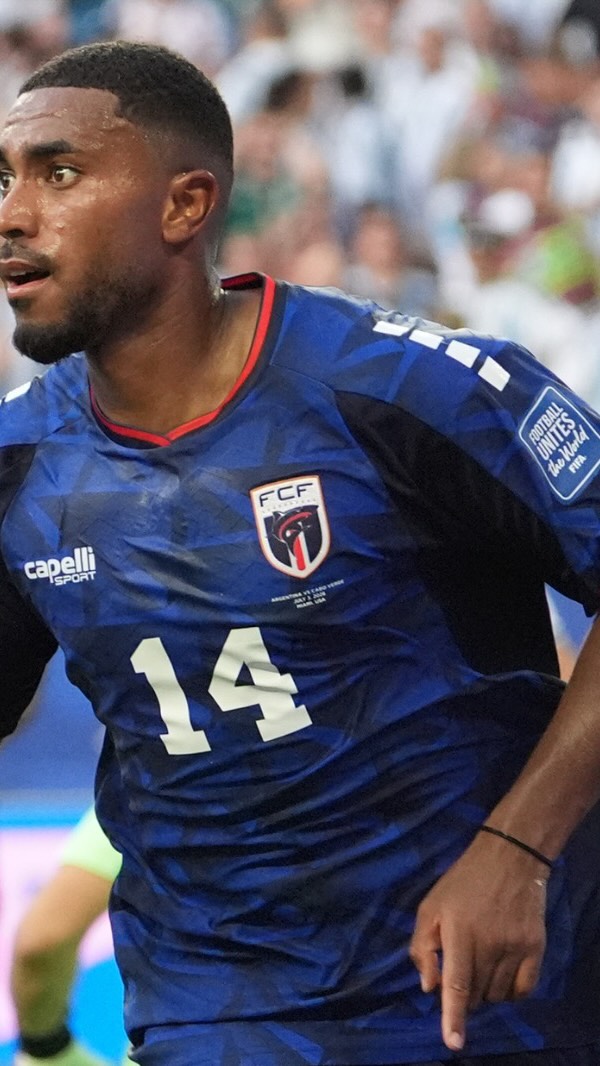 Ryan Mendes marca el gol de Cabo Verde superando al Dibu