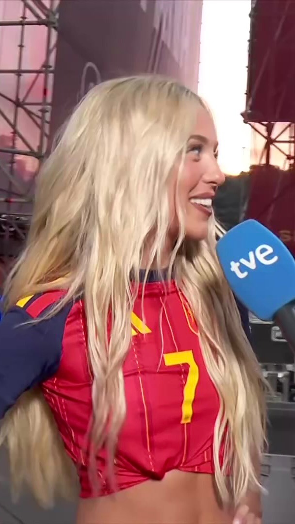 España 2010: la niña que soñaba con cantar recuerda el título en la playa