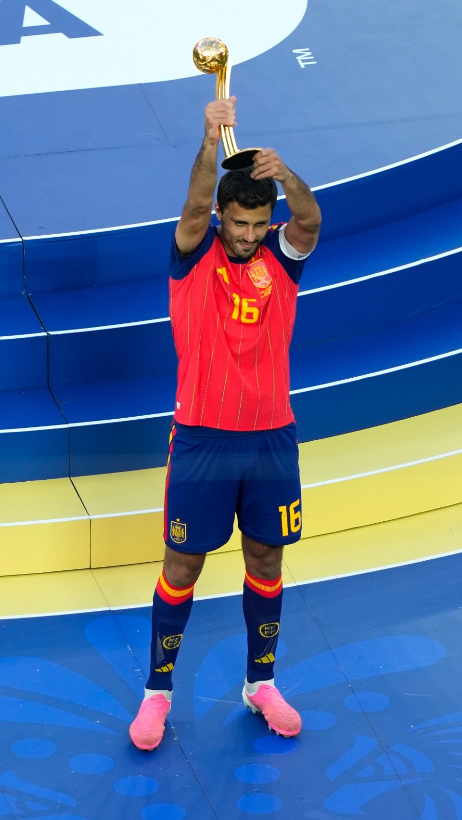 Rodri recibe el Balón de Oro del Mundial tras saludo de Trump