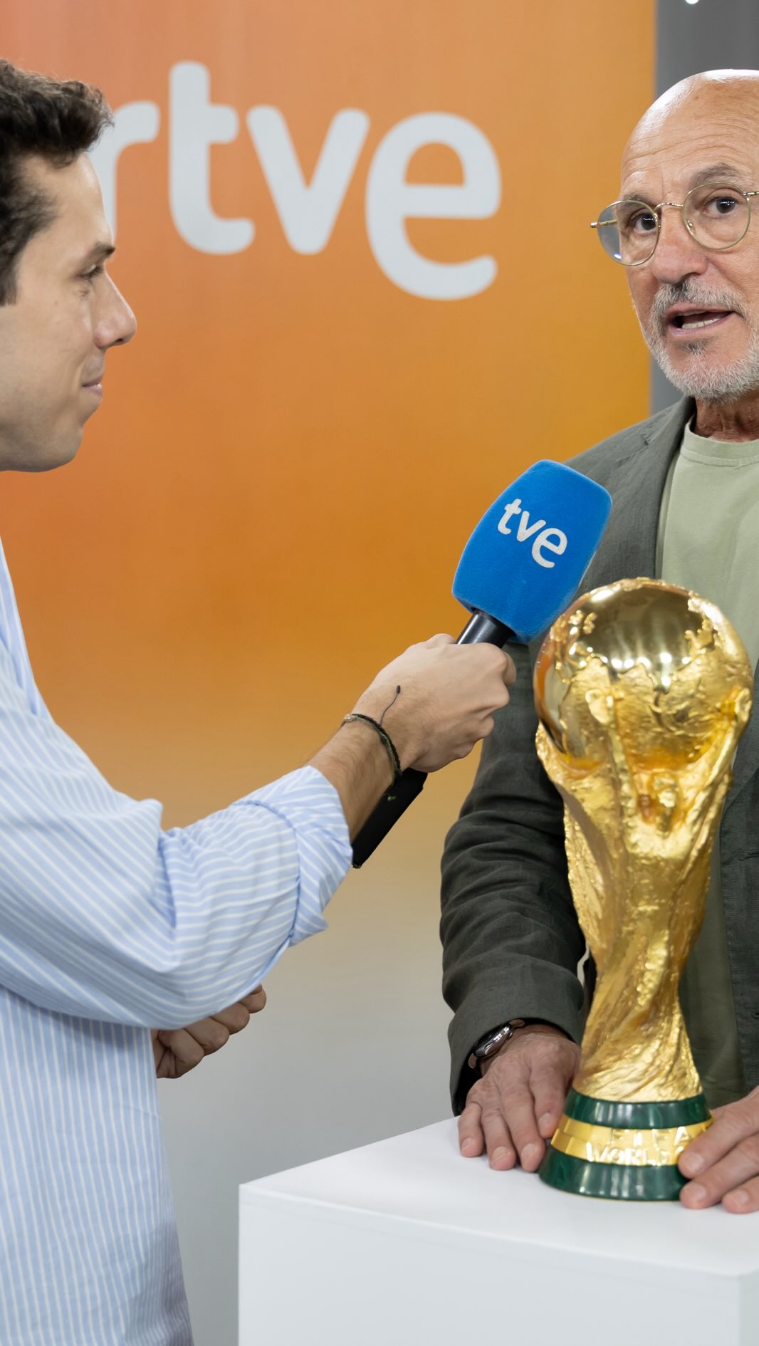 Luis de la Fuente lleva la Copa del Mundo a los estudios de RTVE