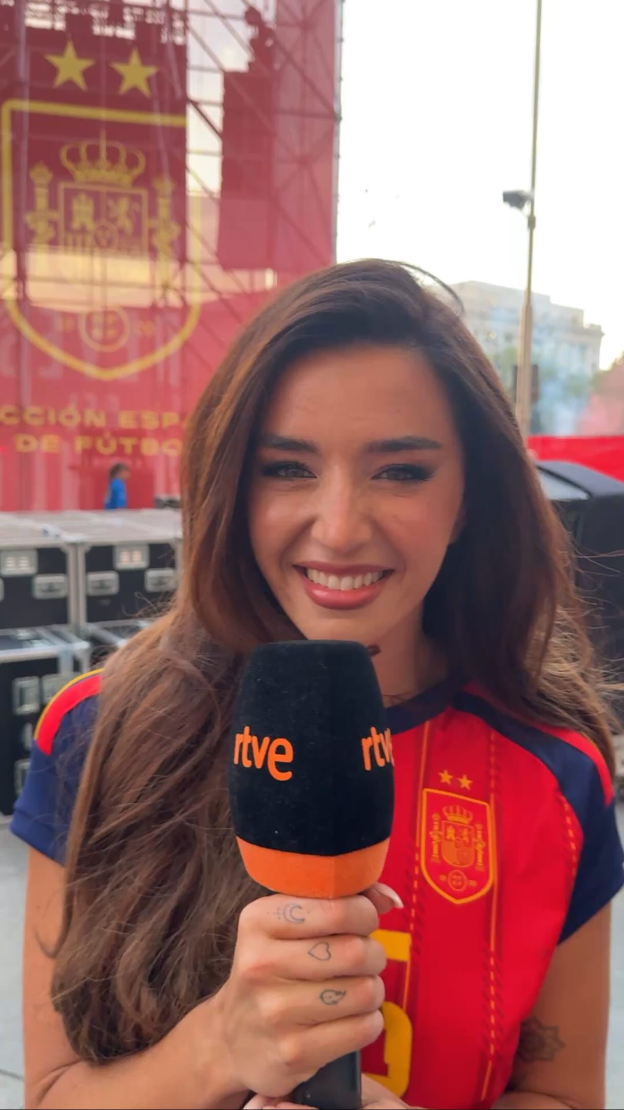 Lola Indigo celebra el título mundial con amigos y un chapuzón