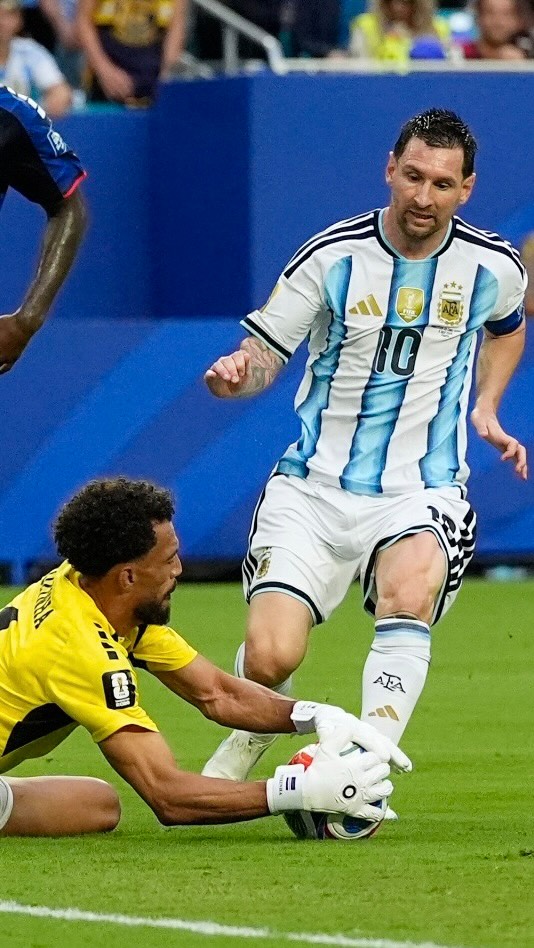 Messi reaparece indetectable tras descarga de Lautaro Martínez