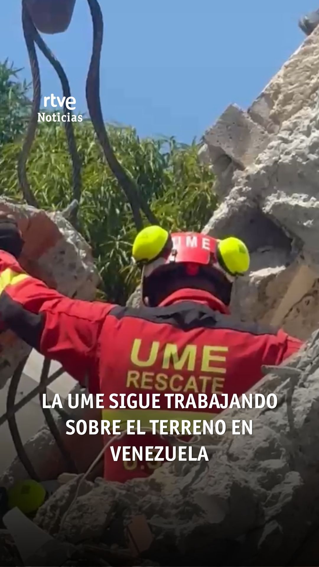 La UME accede a una vivienda para rescatar dos cadáveres tras el terremoto