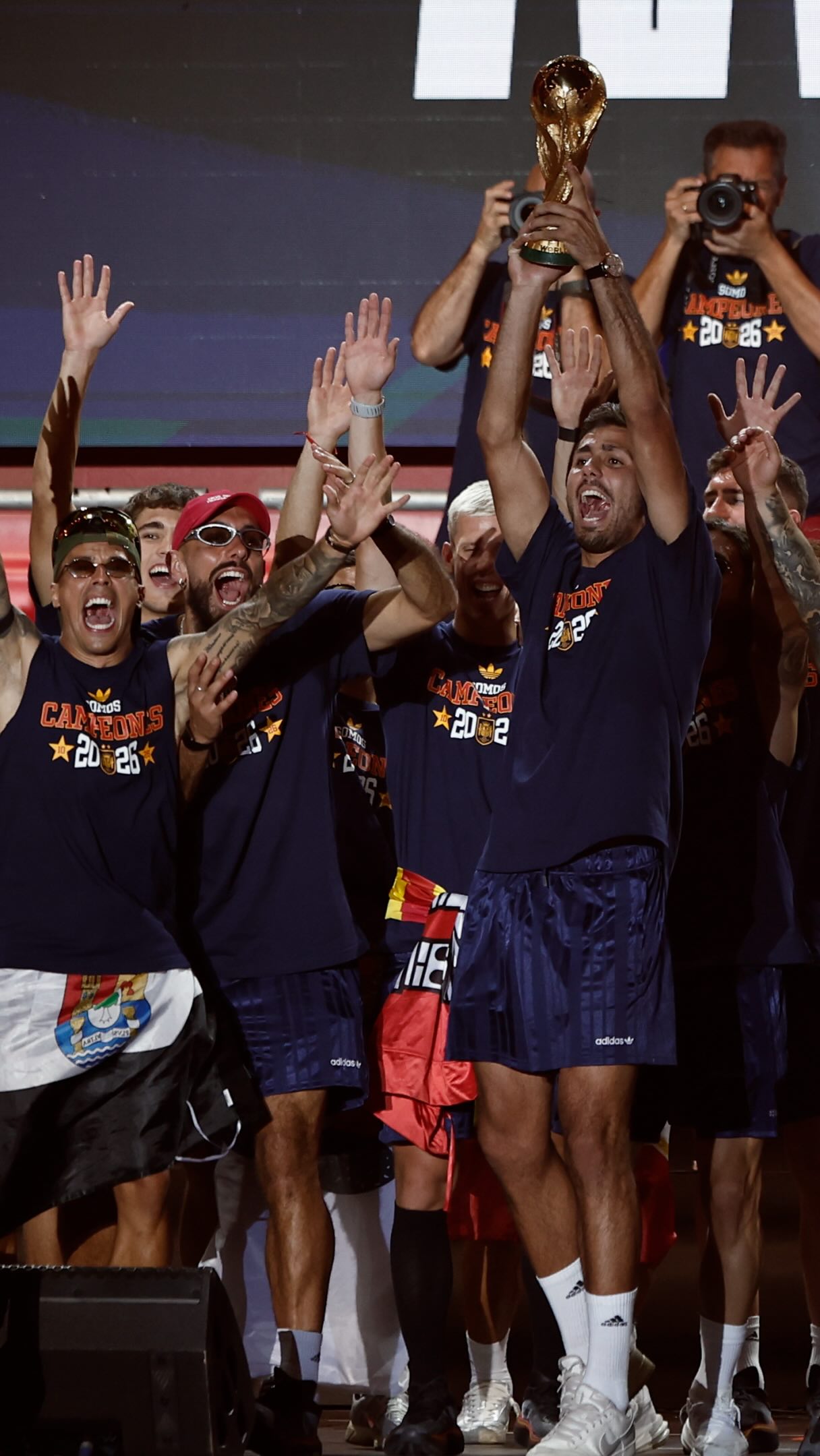 El equipo celebra la victoria coreando '¡Campeones, campeones!' con euforia