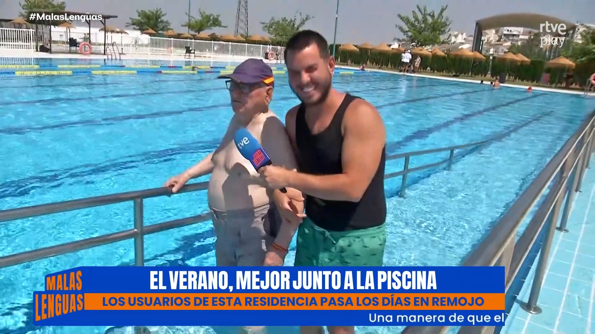 La residencia María Luisa lleva a sus mayores a la piscina en Ruta