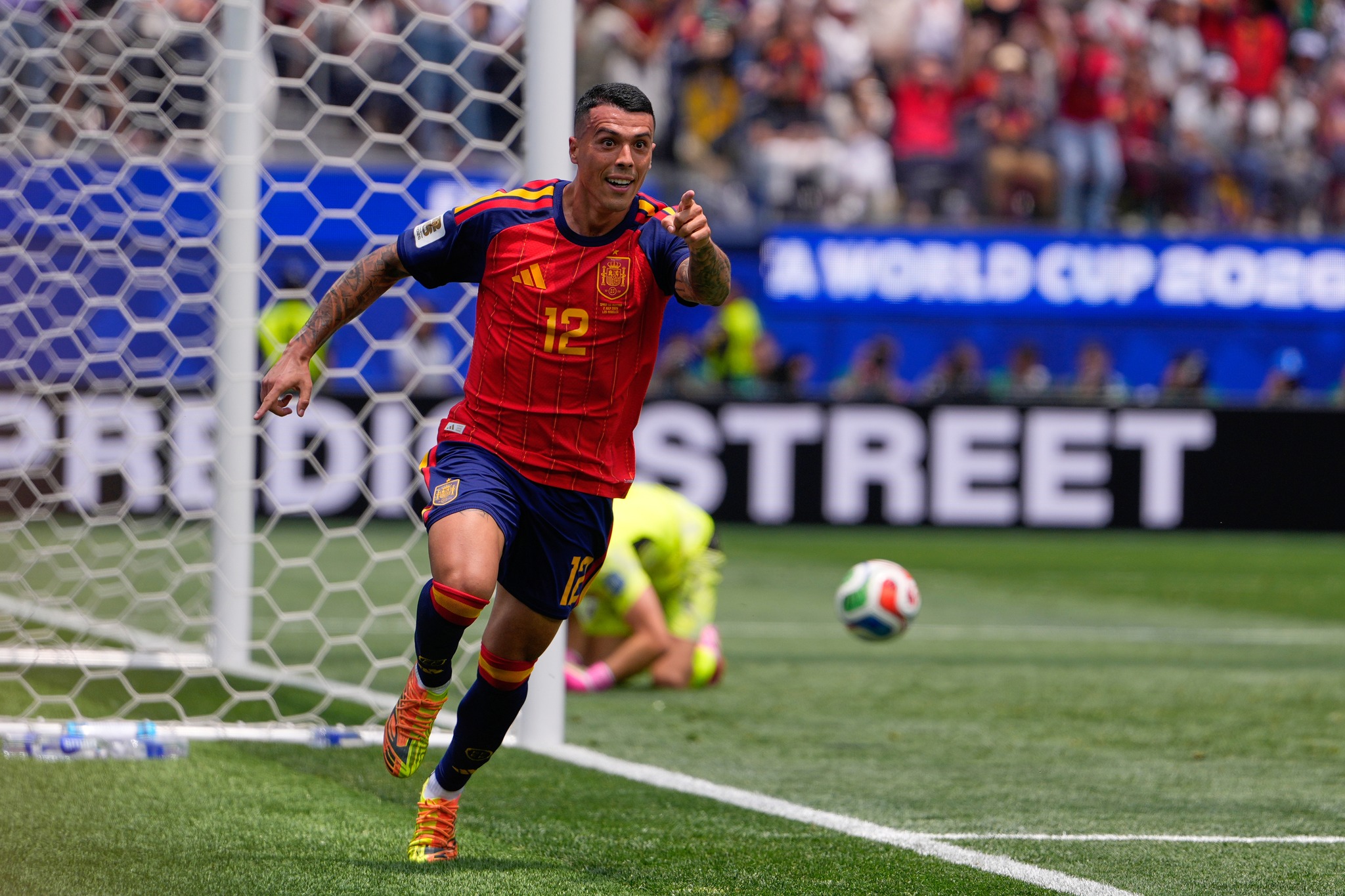 Pedro Porro marca el segundo gol de España rumbo a octavos