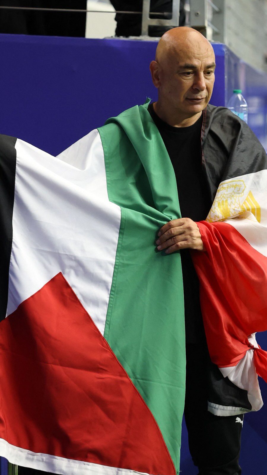 El seleccionador egipcio pasea con la bandera palestina y explica su gesto